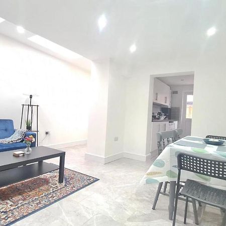 Spacious Room In Manor Park 런던 외부 사진