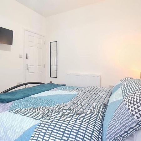 Spacious Room In Manor Park 런던 외부 사진