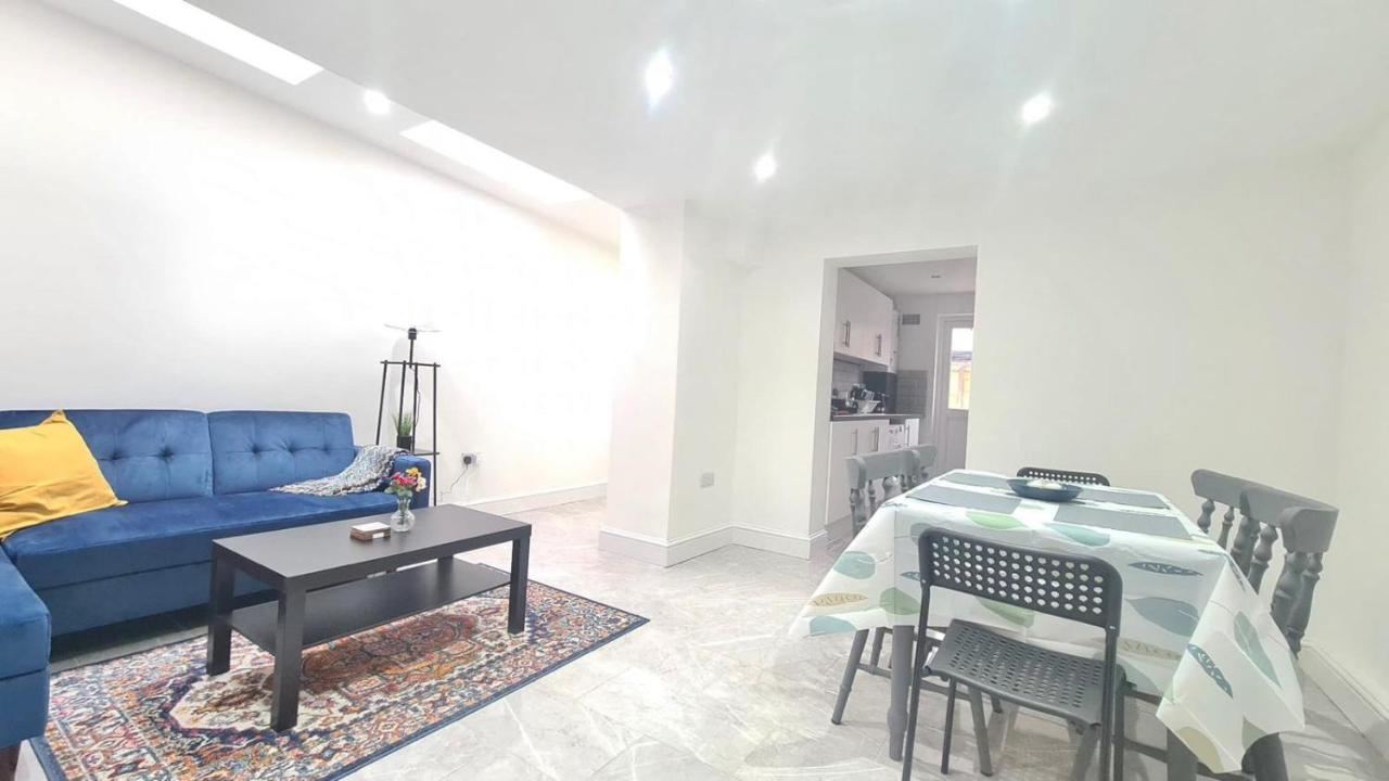Spacious Room In Manor Park 런던 외부 사진