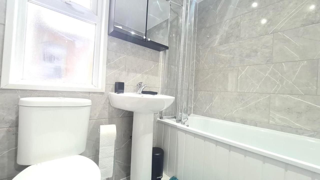 Spacious Room In Manor Park 런던 외부 사진