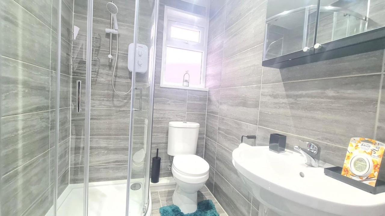 Spacious Room In Manor Park 런던 외부 사진