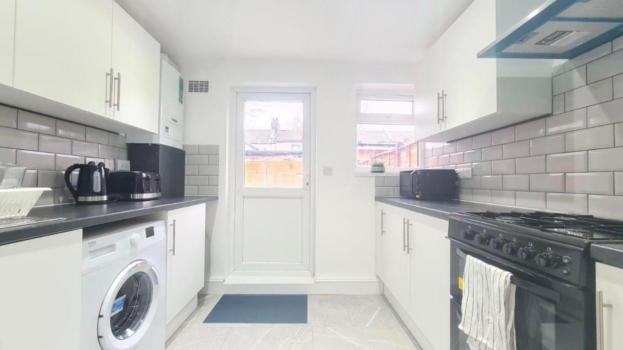 Spacious Room In Manor Park 런던 외부 사진
